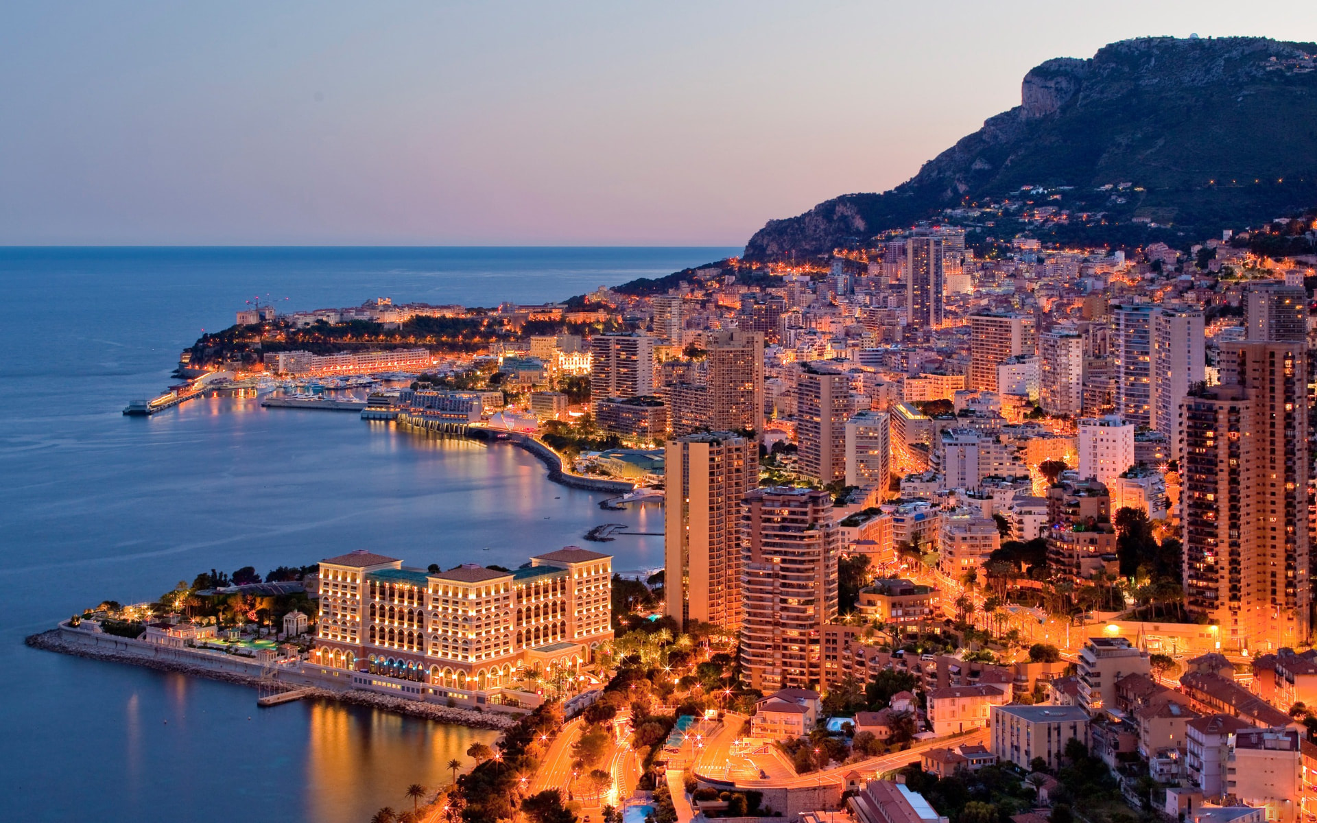 Monaco illuminé à la tombée du soir, la ville et la mer